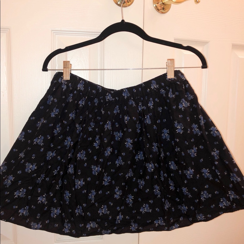 BLACK AND BLUE FLOWER SKIRT - AMERICAN EAGLE